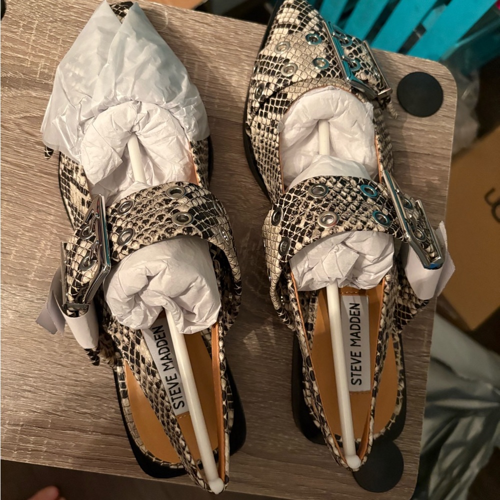 Steve Madden Black and Cream Snakeskin Flats